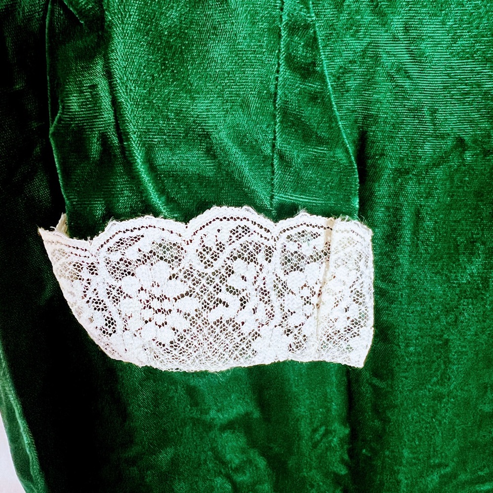 Vintage Green Velvet Dress with Lace Trim - Picture 2 of 5